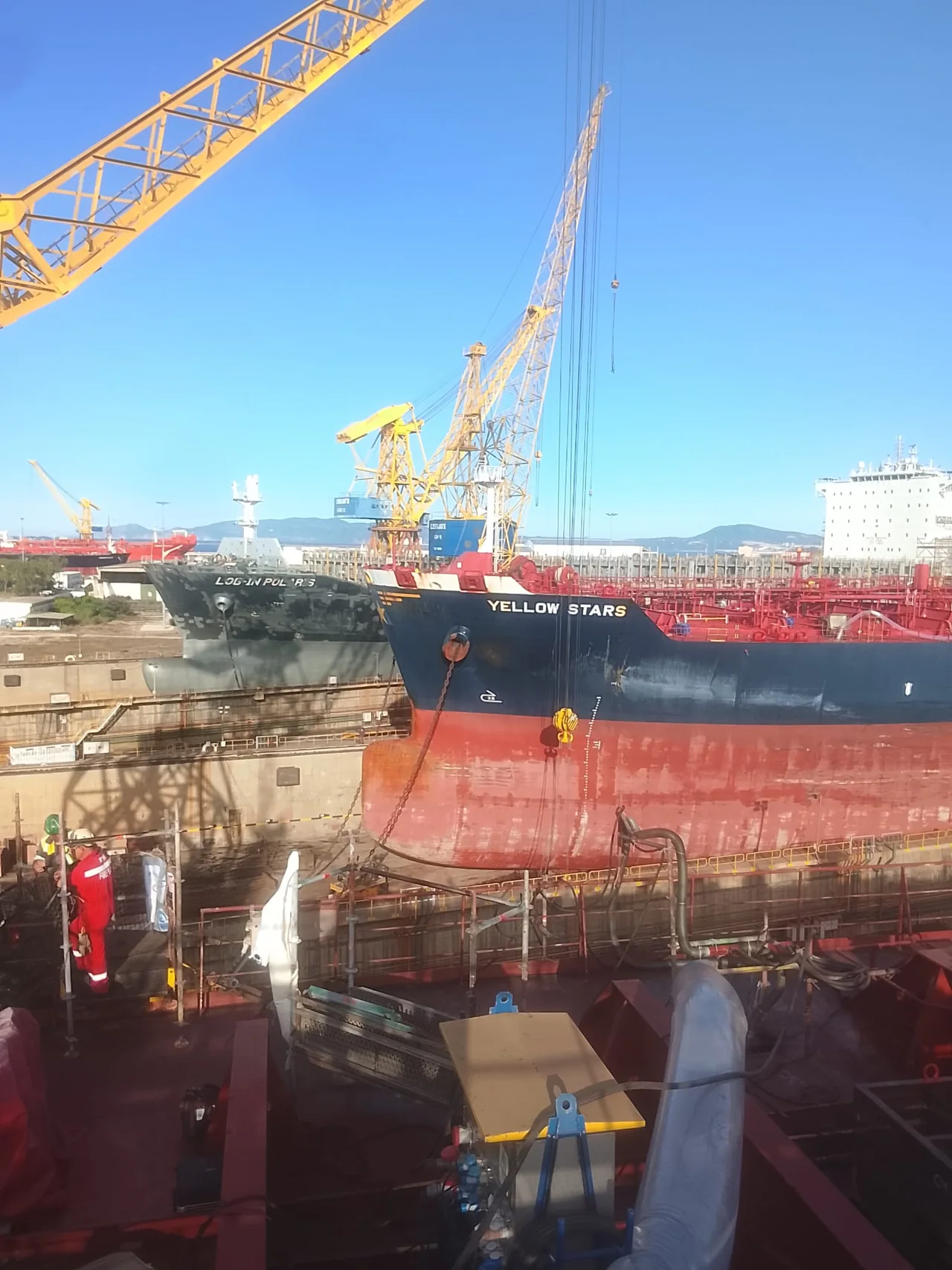Navio e equipamentos de elevação num ambiente de trabalho naval