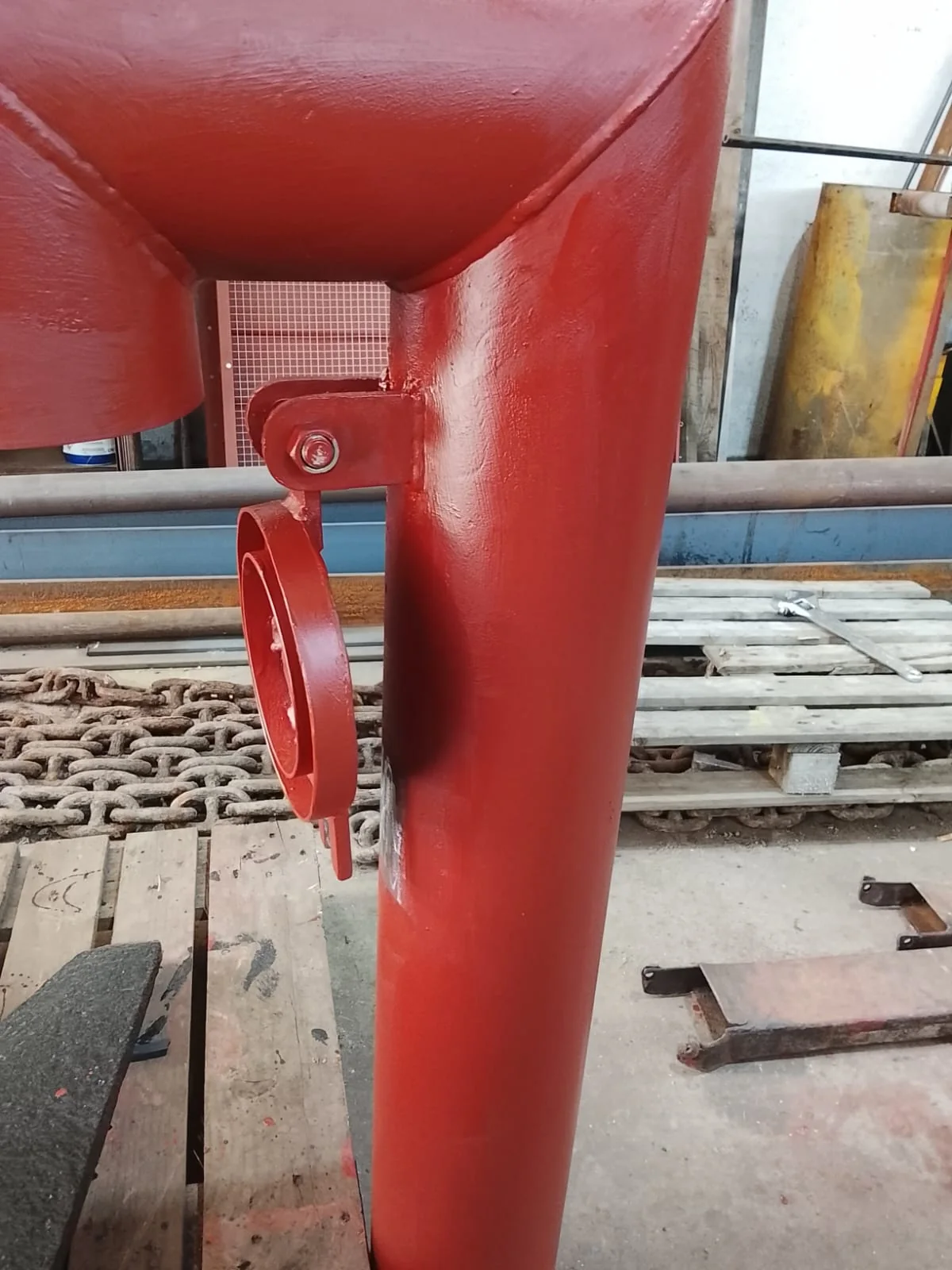 Componente tubular metálico numa zona de trabalho