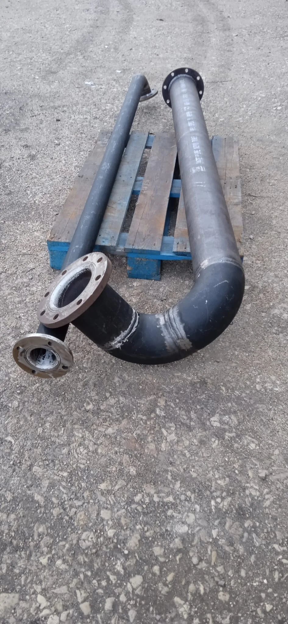Conjunto de peças tubulares metálicas preparado numa zona de trabalho