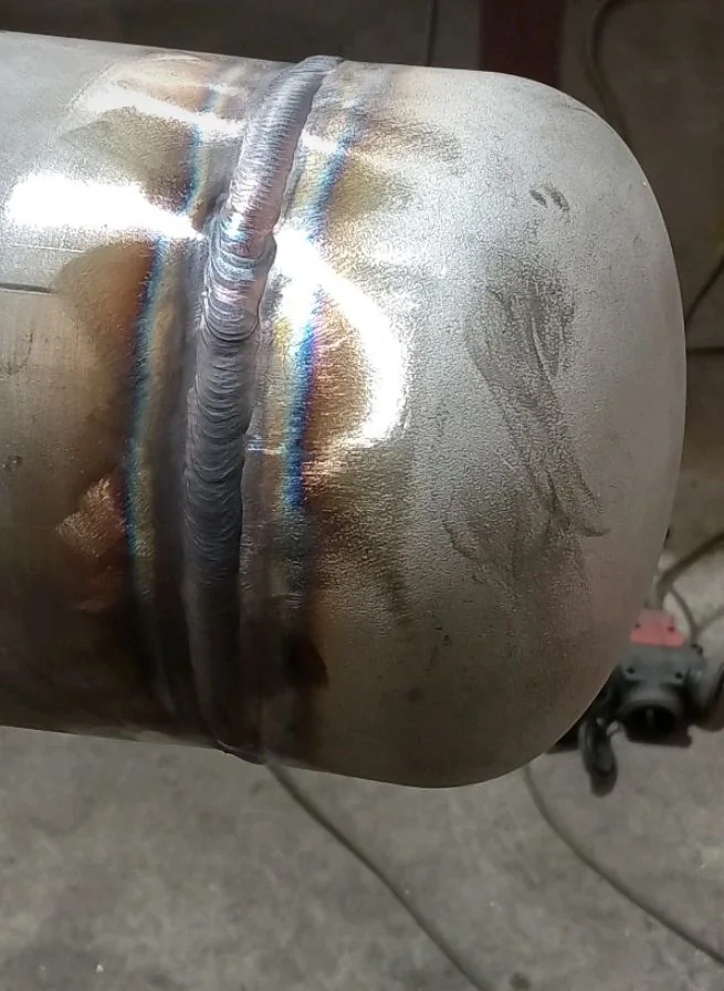 Detalhe aproximado de uma união soldada numa peça curva