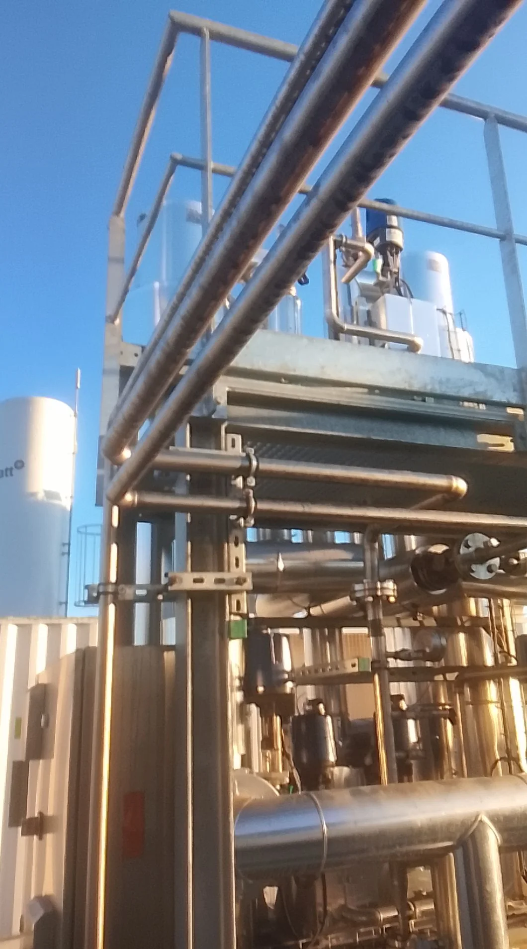 Estrutura metálica e tubagem numa instalação industrial