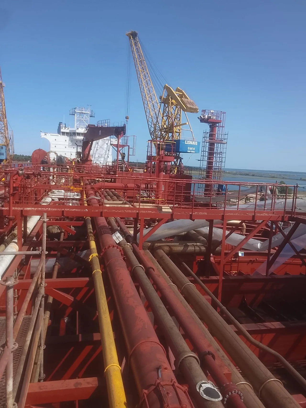 Vista de tubagem numa instalação industrial