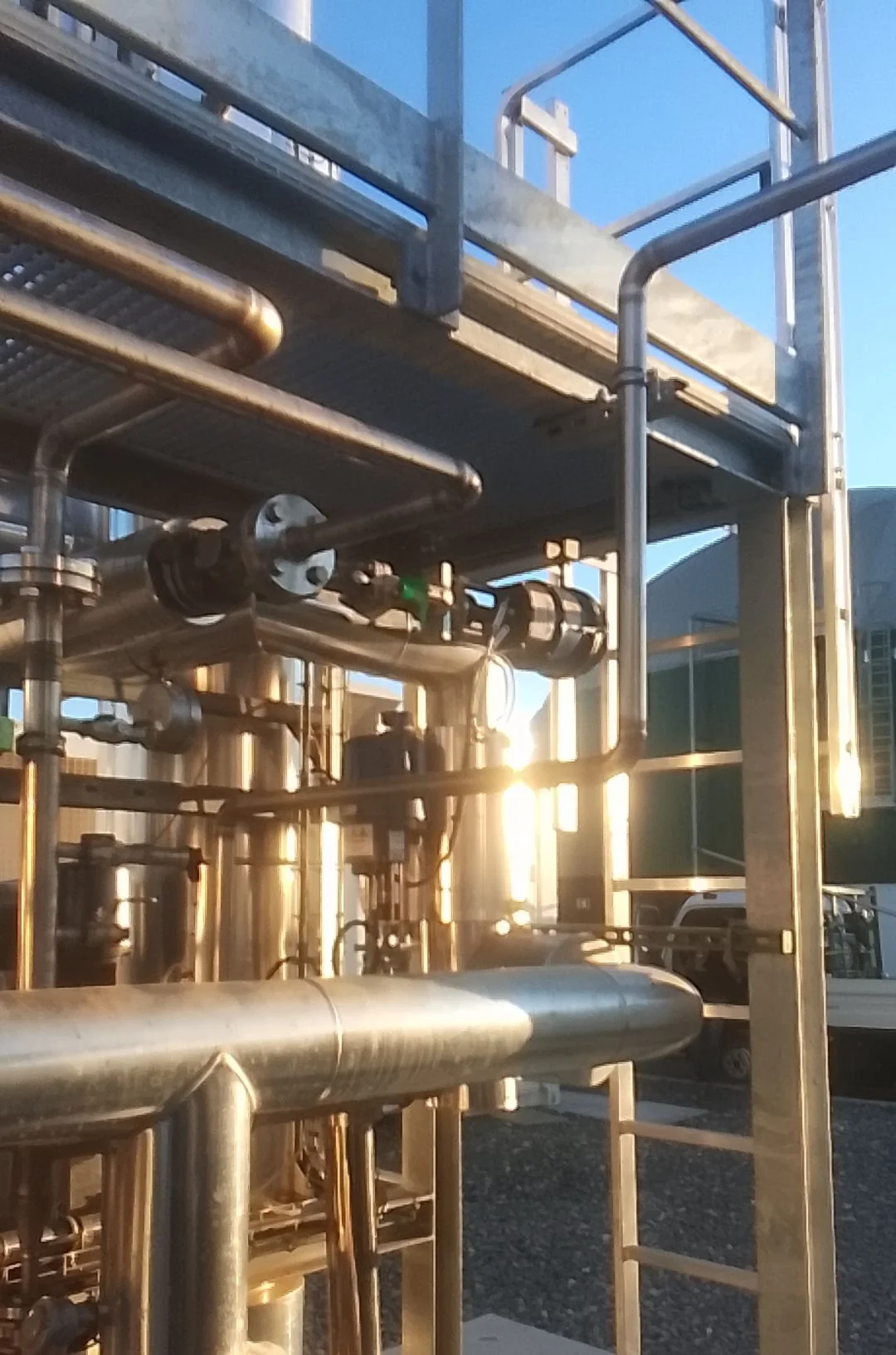 Tubagem e estrutura metálica numa instalação industrial