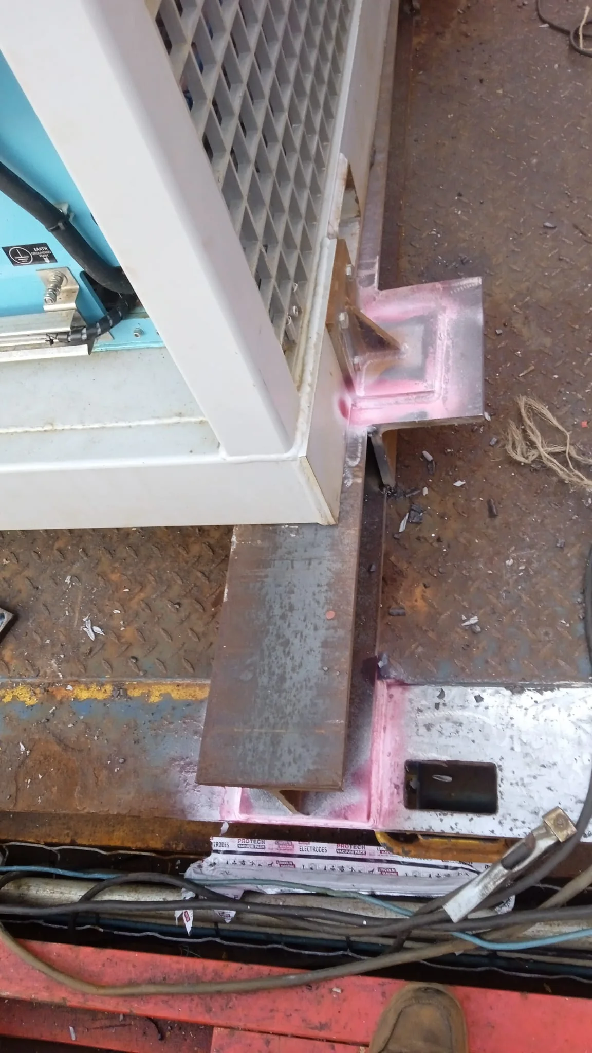 Zona quadrada assinalada numa superfície metálica